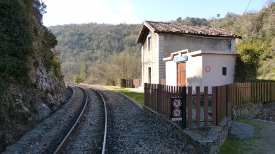 Maisonnette de Clauzel sur la voie du train touristique