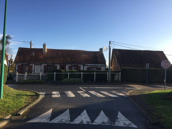 Maisons à colombages et toitures en vieilles tuiles à Cléville