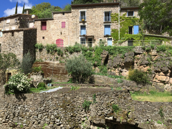 Maisons bordant le ruisseau de Saint-Georges.