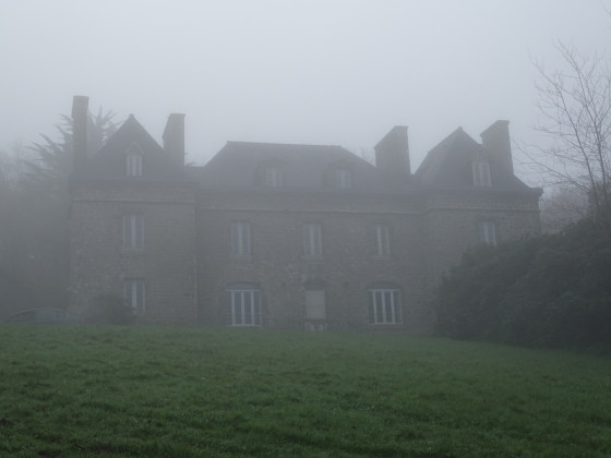 Manoir sous le brouillard