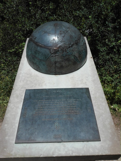 Mappemonde et plaque du 45&egrave;me parall&egrave;le
