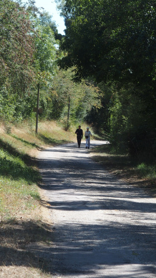 Marcheurs sur le chemin de halage
