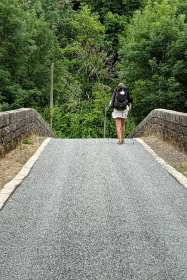 Marcheuse sur le pont du Goudou à Corn.