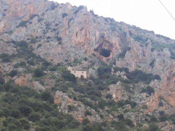 Massif du Mont Coronat, Chapelle ND de Vie et grande grotte