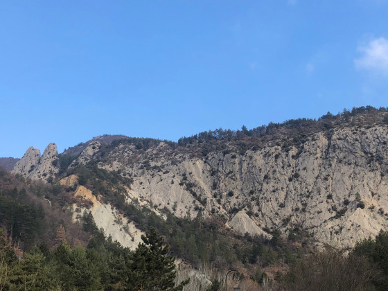 Massif montagneux surplombant Puget-Théniers