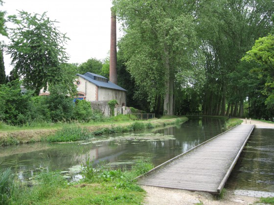 Mehun-sur-Yèvre. Reussy. Canal de Berry. Déversoir.