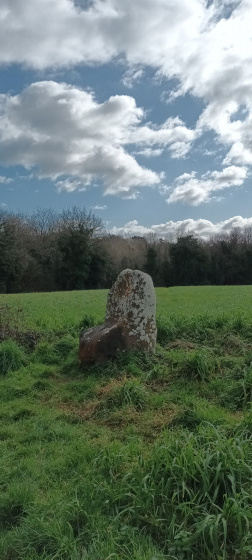 Menhir chaise st Gille