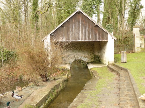 Menouville. Le lavoir