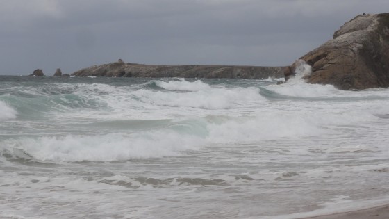 Mer agitée à la plage de Port Bara sur la Côte Sauvage