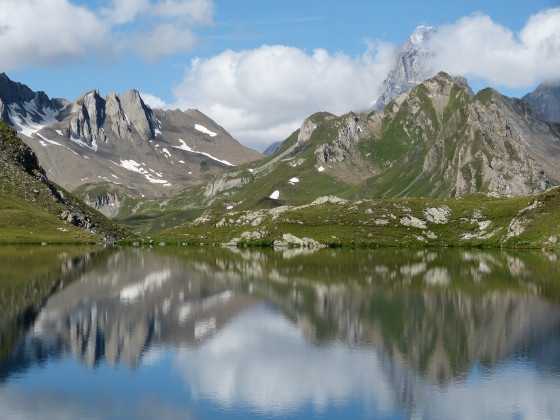 Miroir dans le lac (Grand Golliat et Grandes Jorasses)