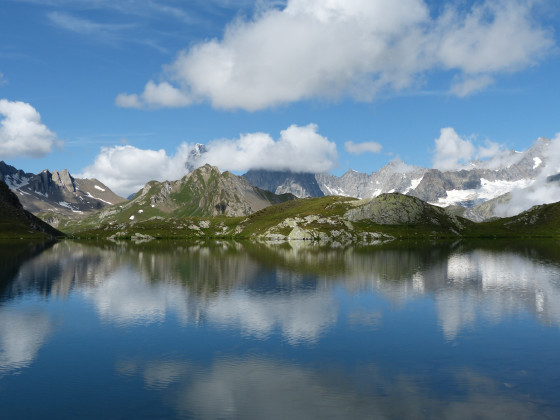 Miroir dans le lac (Grand Golliat et massif du Mont Blanc enveloppé de nuages)