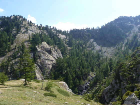 Modelé glaciaire sur les rochers du flanc de la vallée
