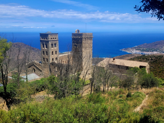 Monastère St-Père de Rodes depuis le sentier qui monte au château