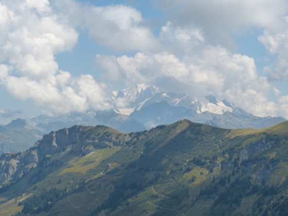Le massif du Mont Blanc dans les nuages