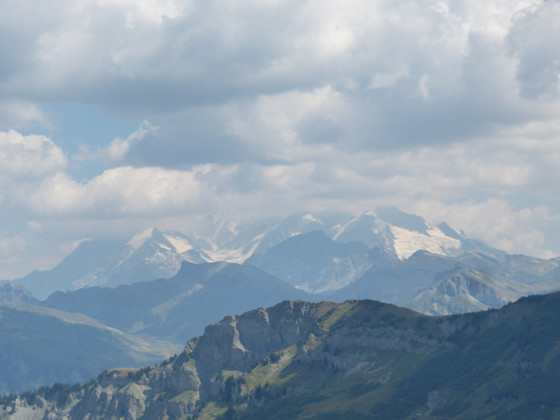 Le massif du Mont Blanc dans les nuages