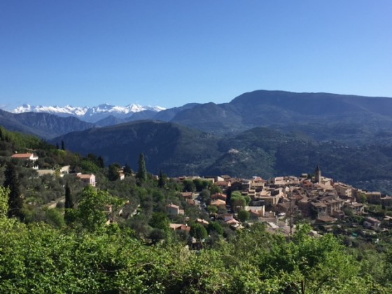 Les Alpes italiennes et le village de Le Broc