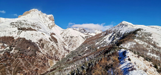 Montée aux Teyssonnières vue sur le Pic de Bure