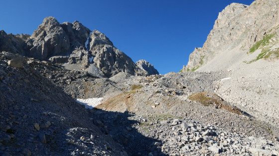 Montée dans les éboulis vers le Col du Rateau