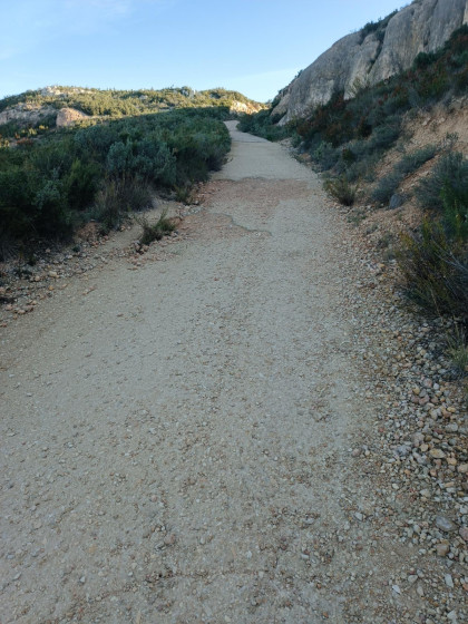 Montée pour accéder au plateau de Vitrolles