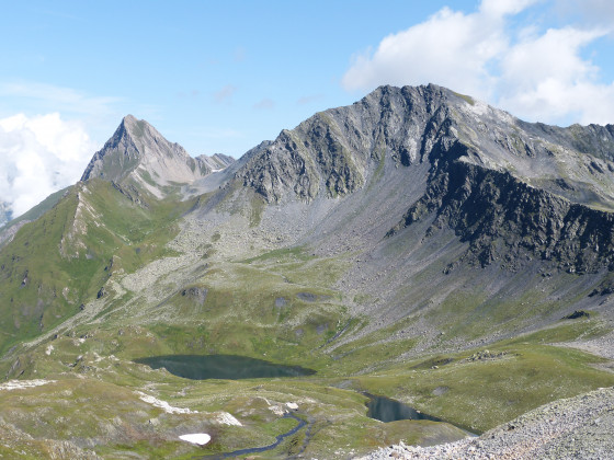 La Tsavre Mont Ferret (à gauche), les Monts Telliers et la crête rocheuse avec le Col des Bastillons caché au fond. Les lacs de Fentere en contrebas.