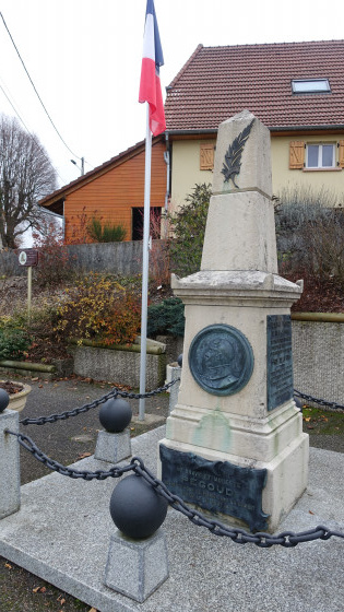 Monument Adolphe Pegoud aviateur mort en 1915