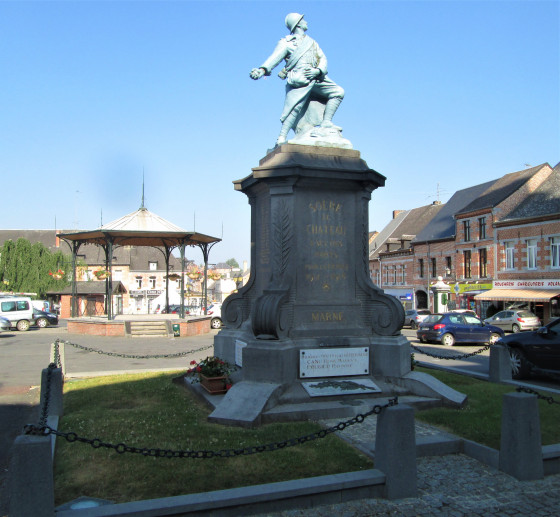 Monument aux morts et kiosque de Solre-le-Ch&acirc;teau