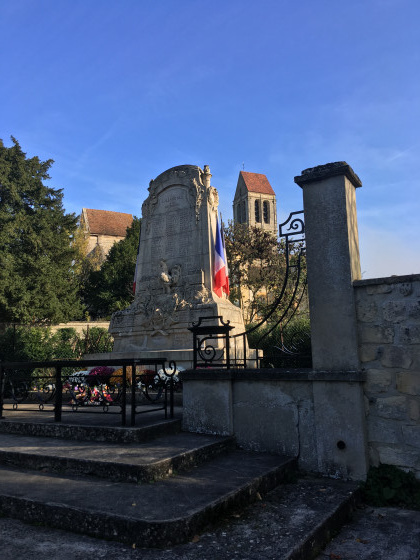 Monument aux morts (juste après le 11/11) et église