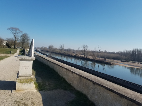 Monument dans le parc des Armenaults