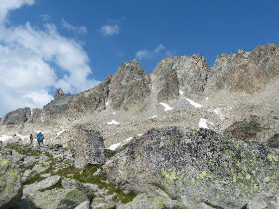 Cr&ecirc;te morainique menant &agrave; la Cabane d'Orny. Les Aiguilles d'Arpette au-dessus.