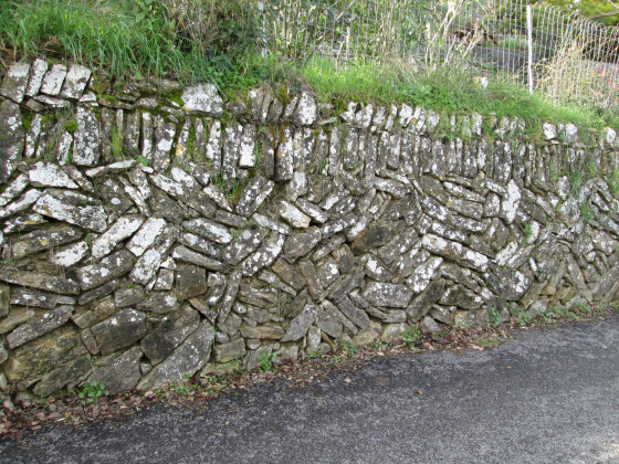 Mur en pierres bien appareillées