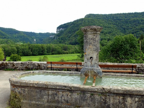 Nans-sous-Sainte-Anne : Le Vieux Château depuis Nans