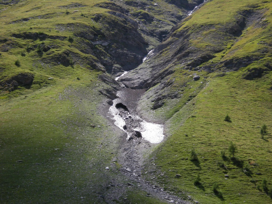 Névé conservé sous le gravier d\'éboulis Névé conservé sous le gravier d\'éboulis