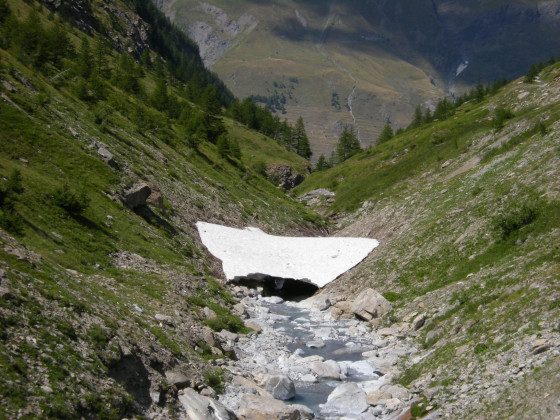 Névé dans le fond de vallée Névé dans le fond de vallée