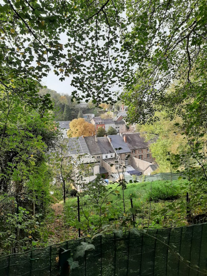 Nismes depuis le sentier sur la Tienne Morainy