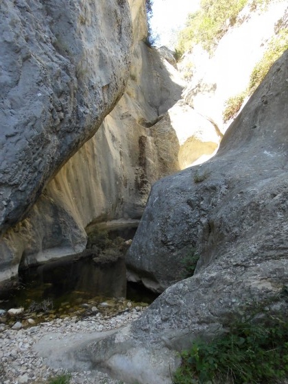 Obstacle (cuve) dans le lit du Destel