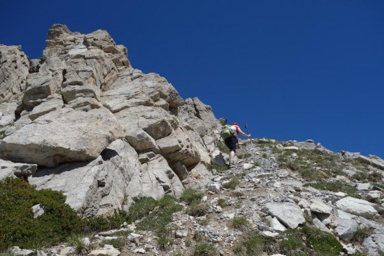 On longe les rochers