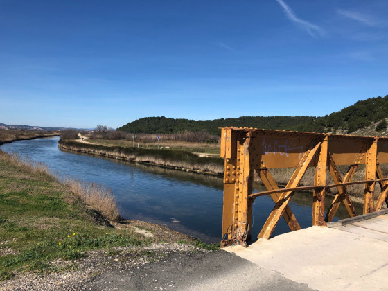 On traverse le pont, départ de la randonnée, après.