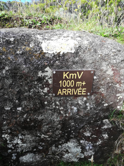 Panneau mentionnat l'altitude parcourru