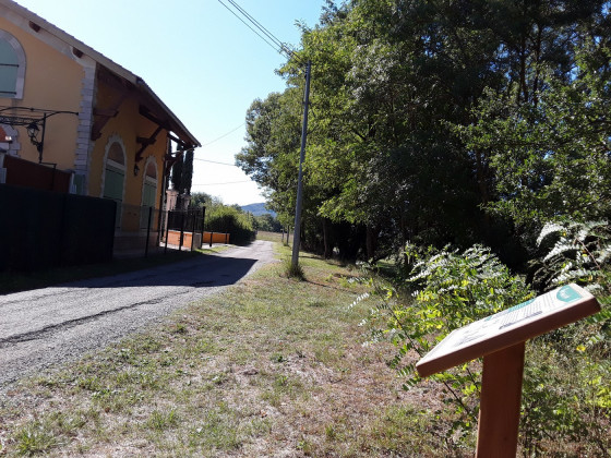 Panneau p&eacute;dagogique 5 "Sifflement lointain du train" au niveau de l'ancienne gare d'Esparron sur l'ancienne VF Nice-Meyrargues - devenue EuroVelo 8