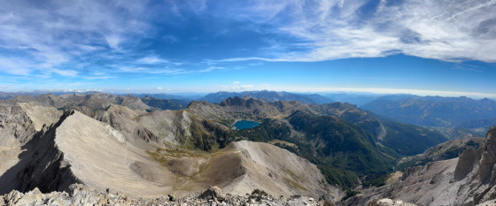 Panorama au sommet du Mont Pelat en direction du Lac d\'Allos