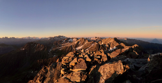 Panorama au Sud du Puy Gris à l\'aurore