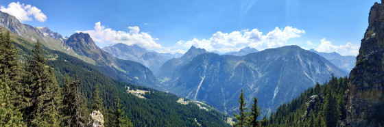 Panorama depuis le pied de la Tour du Merle, en direction de la Vanoise.