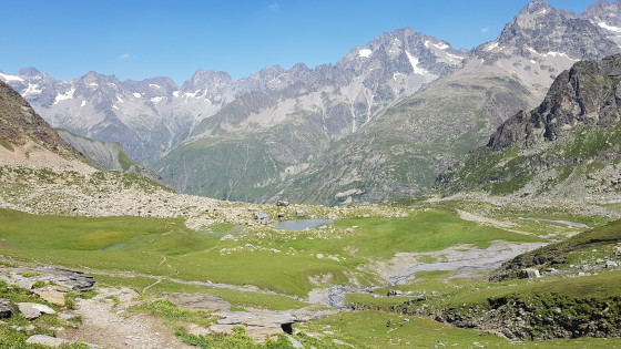 Panorama sur le refuge et le lac de Vallonpierre