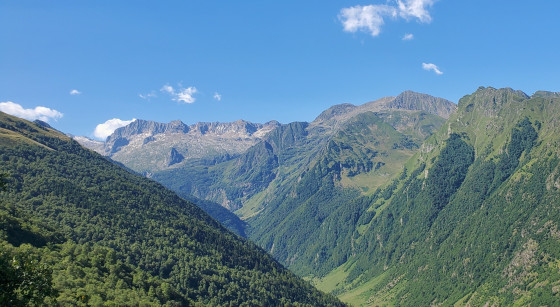 Panorama sur la vallée d'Oô dominée par le pic des Spijeoles