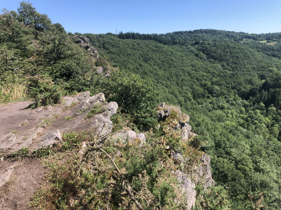 Panorama sur la vallée de la Rouvre depuis la Roche d\'Oëtre
