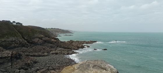 Panorama sur le GR34 : les falaises du Go&euml;lo