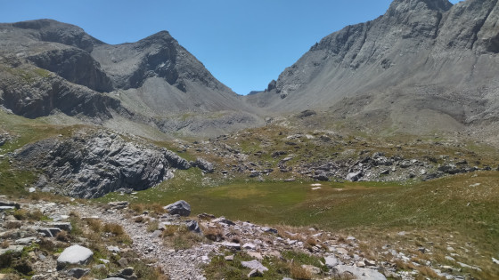 Panorama sur le replat avec en arrière plan le Petit Col de Talon