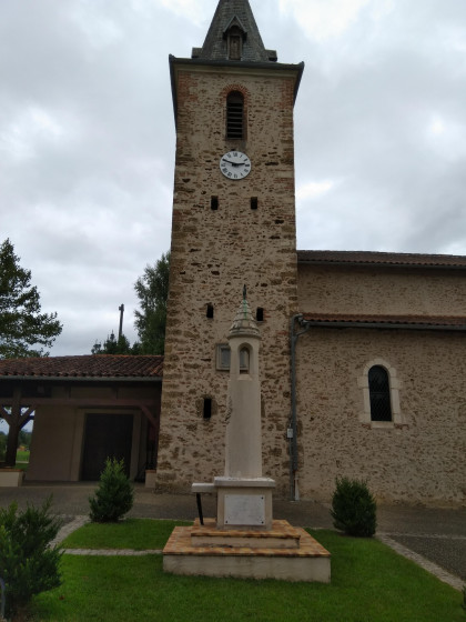 Parking de l'&eacute;glise de Laglorieuse