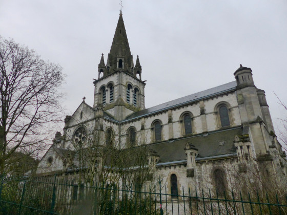 Parvis de l'église Saint-Hilaire