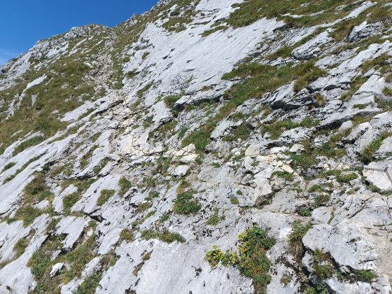 Passage cha&icirc;ne &agrave; flanc de montagne